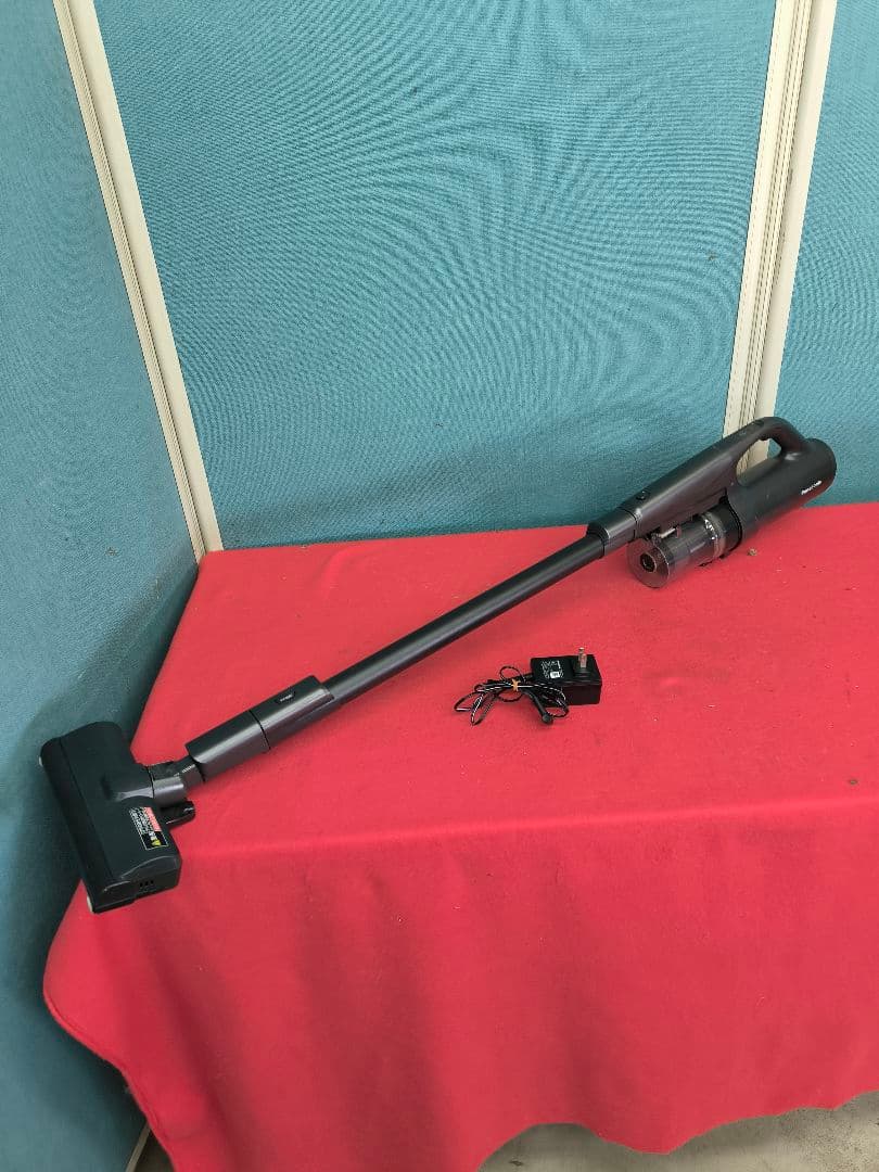 2022年製美品　パナソニック 軽量コードレス 掃除機 　 MC-SB32J