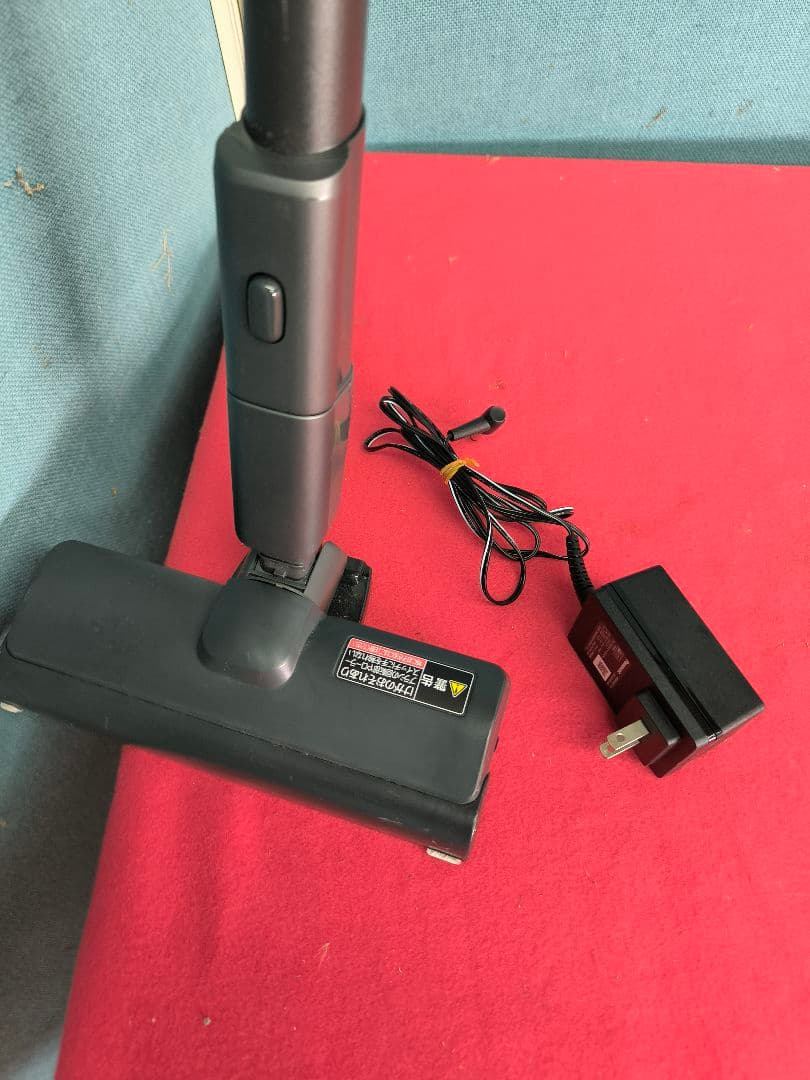 2022年製美品　パナソニック 軽量コードレス 掃除機 　 MC-SB32J