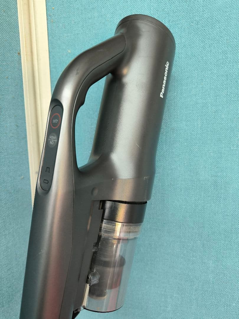 2022年製美品　パナソニック 軽量コードレス 掃除機 　 MC-SB32J