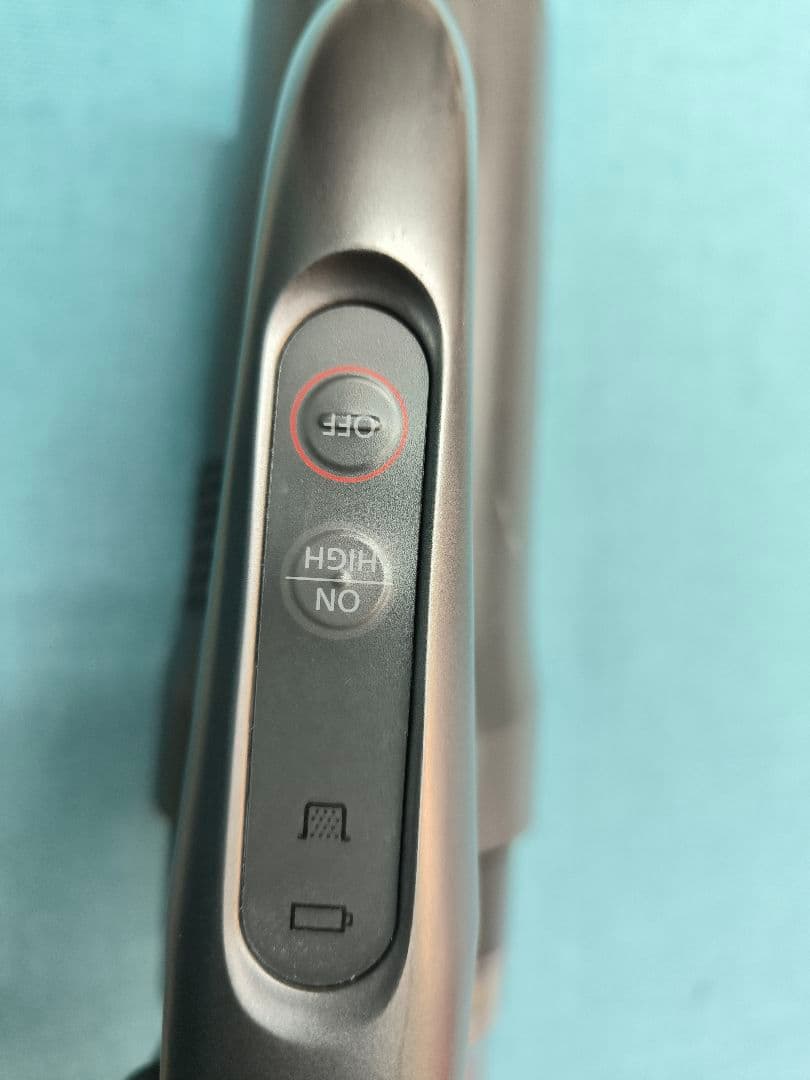 2022年製美品　パナソニック 軽量コードレス 掃除機 　 MC-SB32J