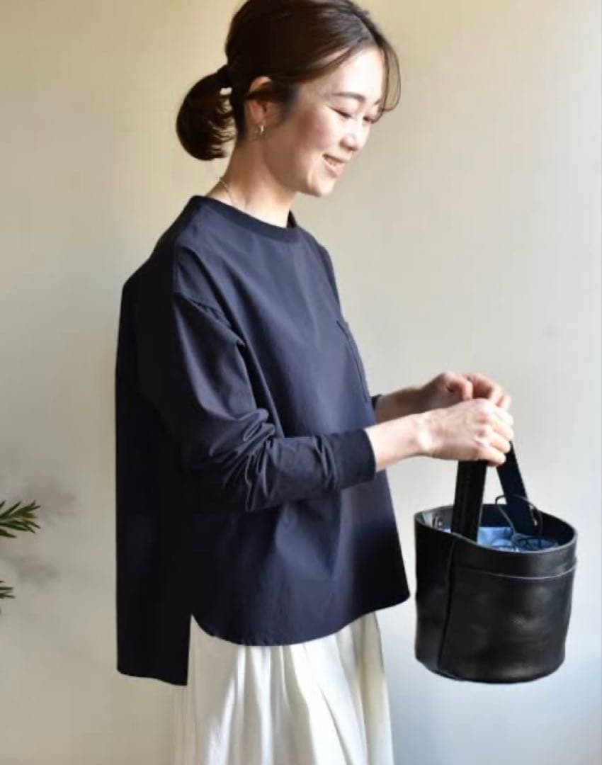 OURハリ感素材のきれいめプルオーバー