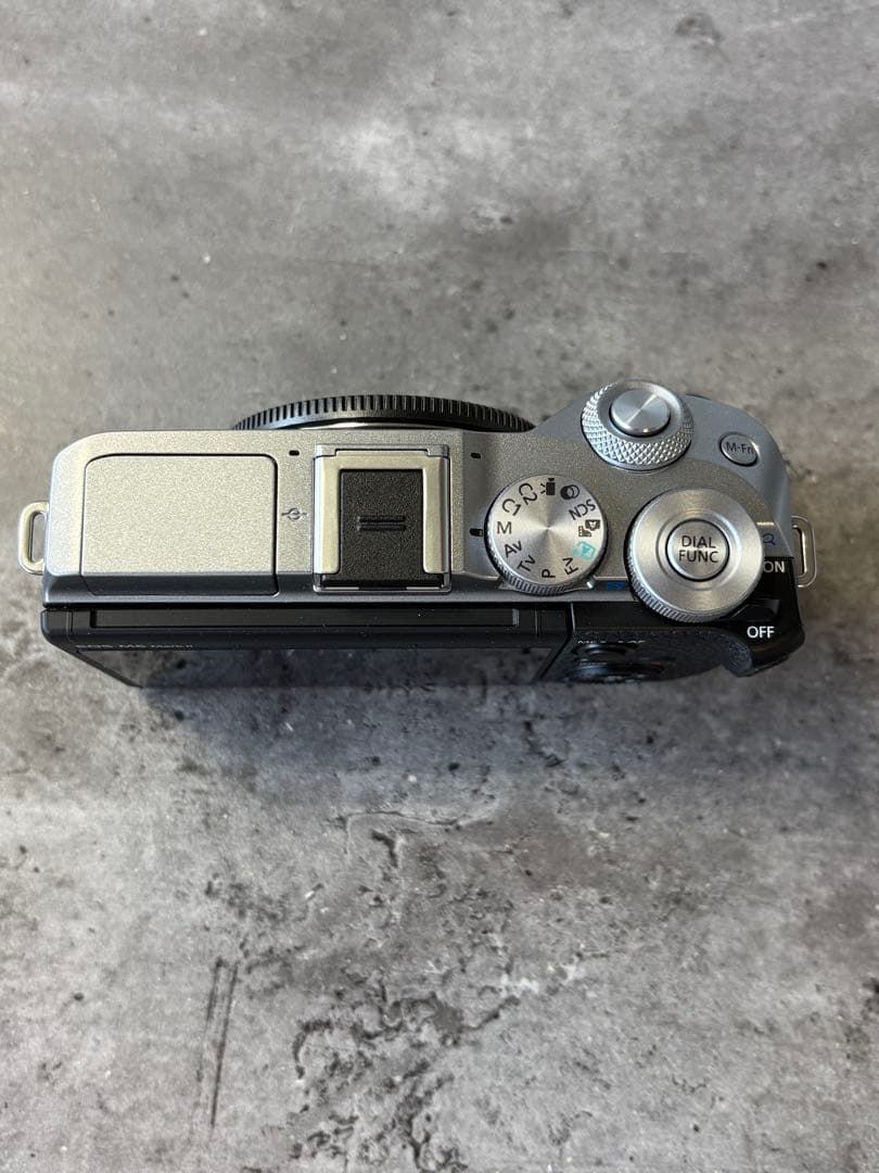 デジタルカメラ EOS M6 Mark II EFM18-150 IS STM kit