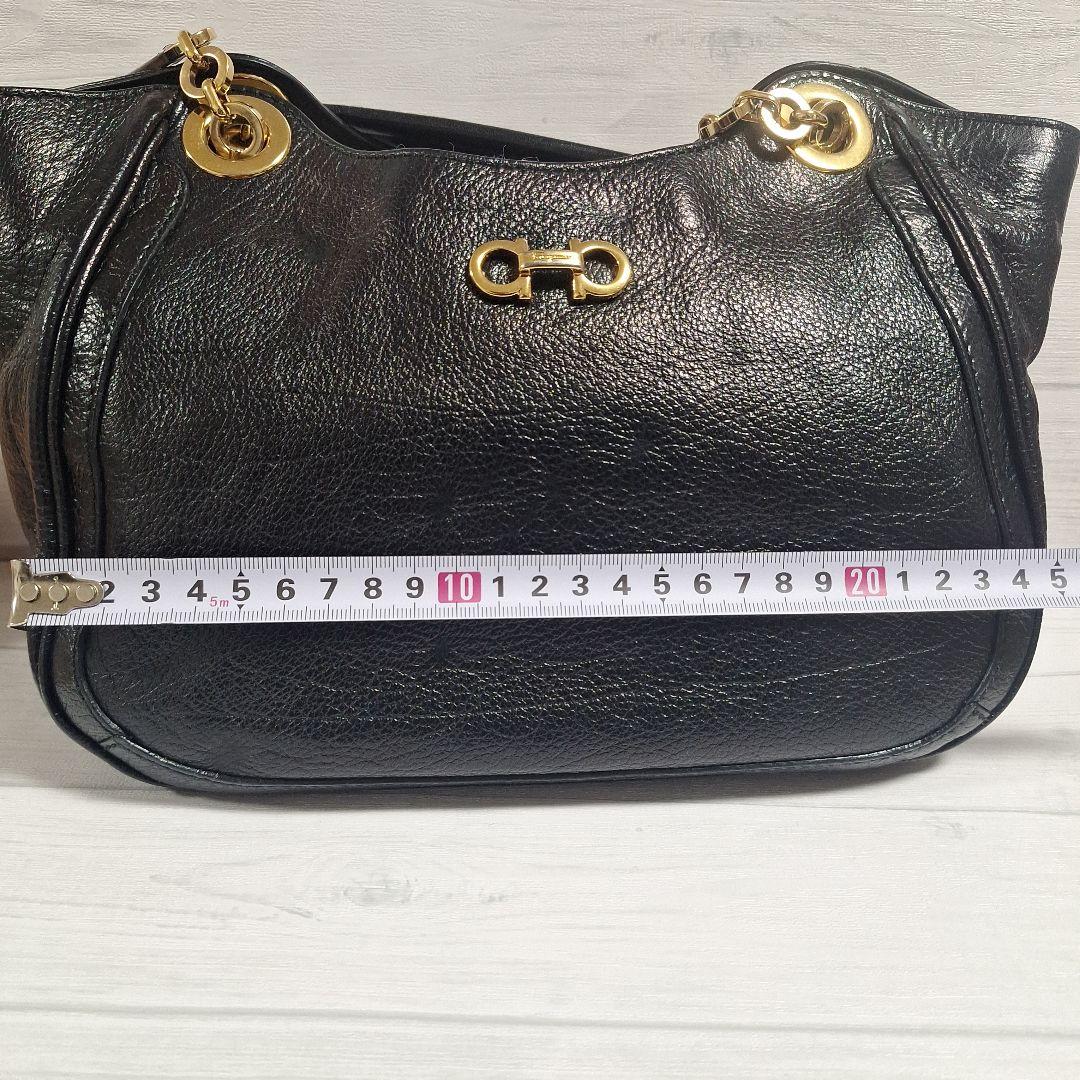 サルヴァトーレ・フェラガモ　ガンチーニ　チェーンハンドル　レザー　　ブラツク