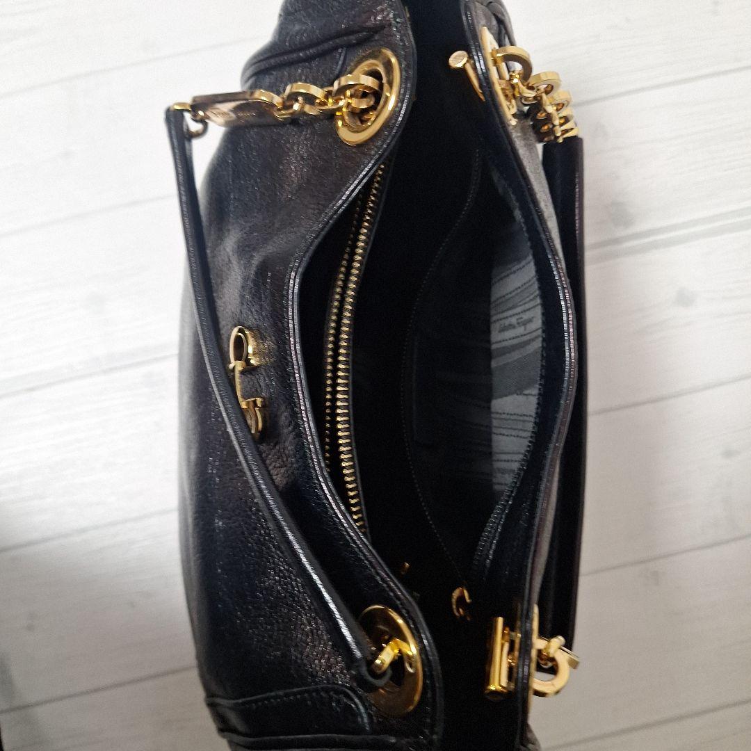 サルヴァトーレ・フェラガモ　ガンチーニ　チェーンハンドル　レザー　　ブラツク