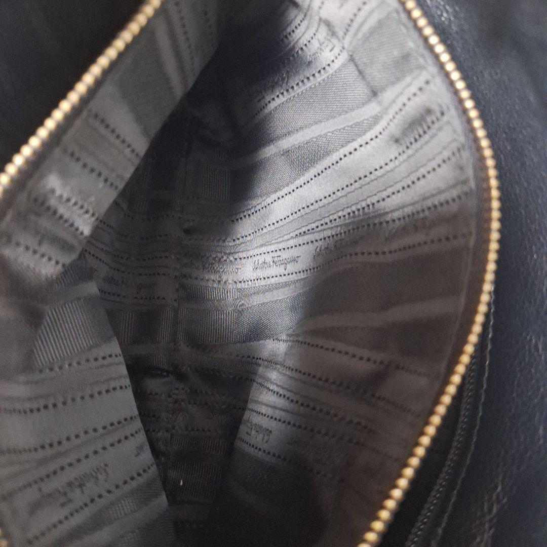 サルヴァトーレ・フェラガモ　ガンチーニ　チェーンハンドル　レザー　　ブラツク