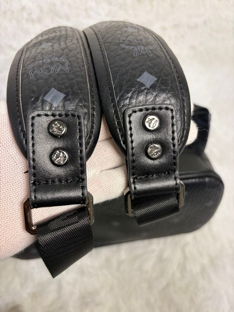 ✨極美品✨ MCM サイドスタッズ付き バックパック 総柄　黒