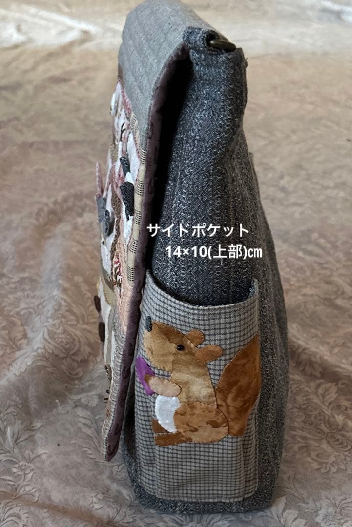 四角窓のふたつきショルダーバッグ