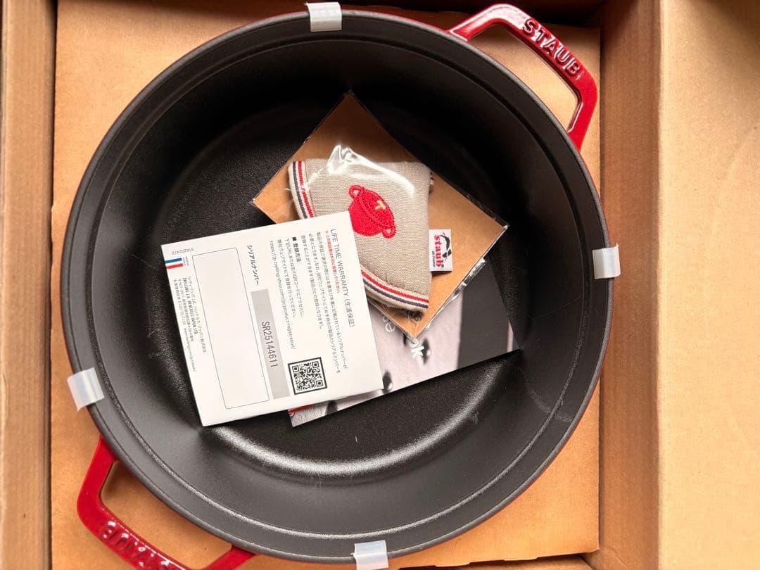 【新品早い者勝ち】staub 26cm チェリー　ココットラウンド　ミトン付