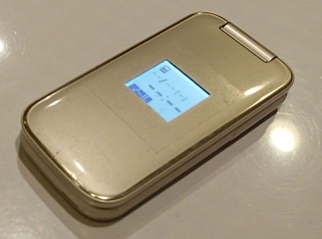 美品 ドコモ らくらくホン F-01G GOLD ゴールド ガラケー 通信確認済