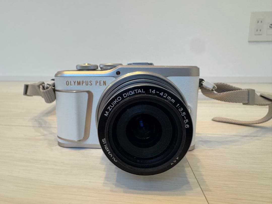 OLYMPUS PEN E-PL10 ホワイト望遠レンズ40-150mm付き