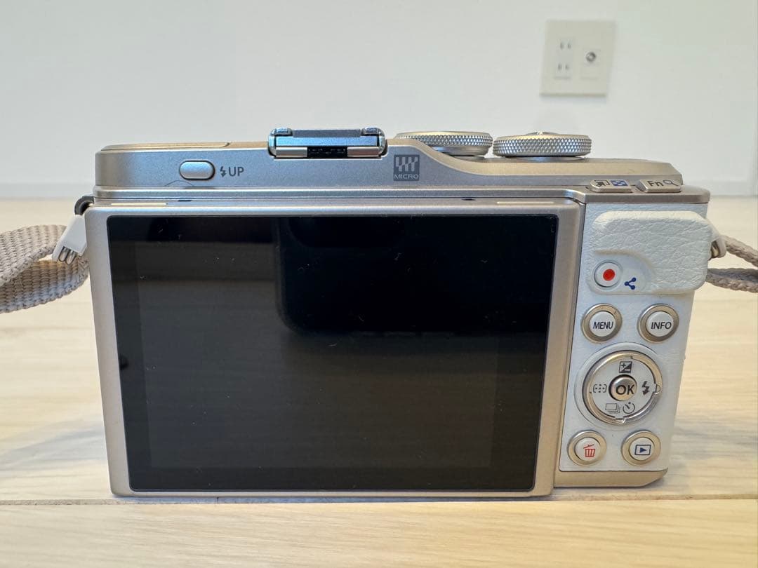 OLYMPUS PEN E-PL10 ホワイト望遠レンズ40-150mm付き