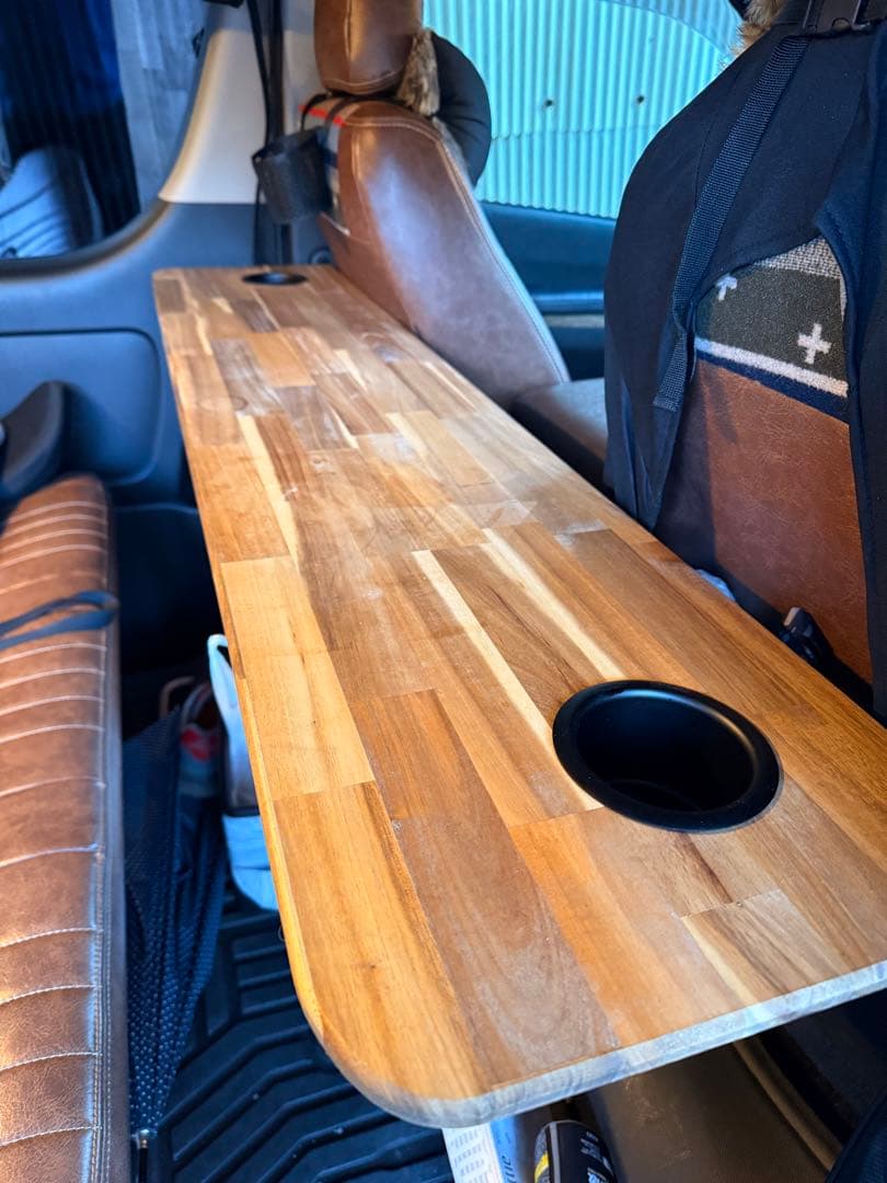 ヒミツキチガレージの支柱斜め木製車用テーブル カップホルダー付きハイエース用
