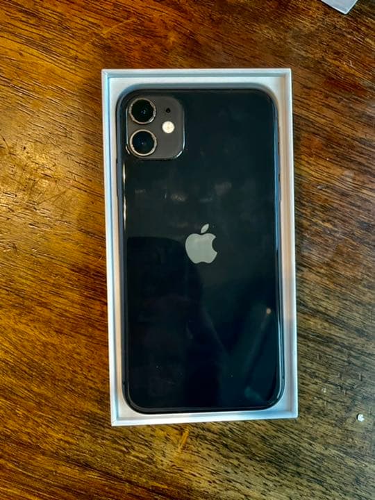 iPhone 11 ブラック 64 GB au