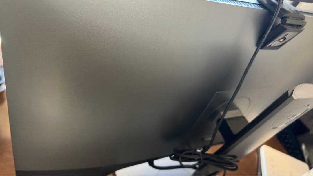 Dell U2720QM 27インチ 4K モニター【ディスプレイに線あり】