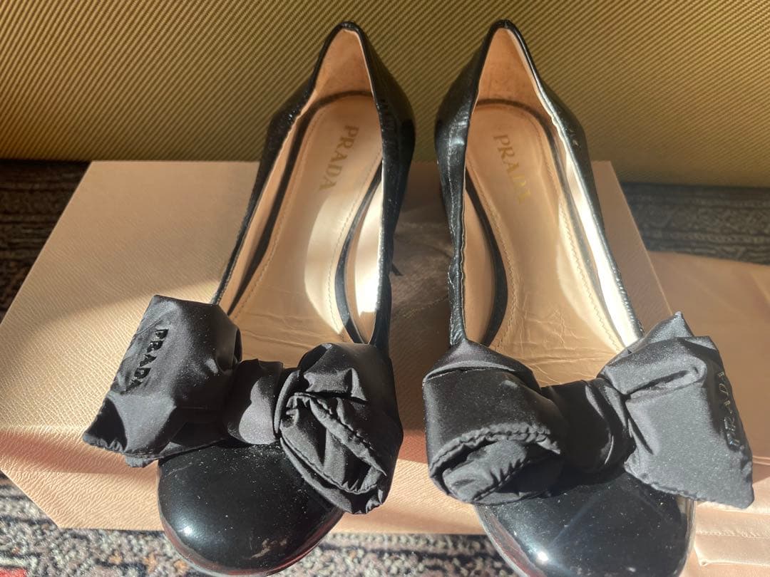 プラダ　エナメル パンプス 多少ベタつきあり