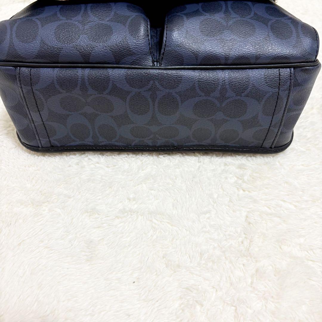 美品　コーチ　メッセンジャーバッグ　ショルダーバッグ　シグネチャー　黒　ネイビー
