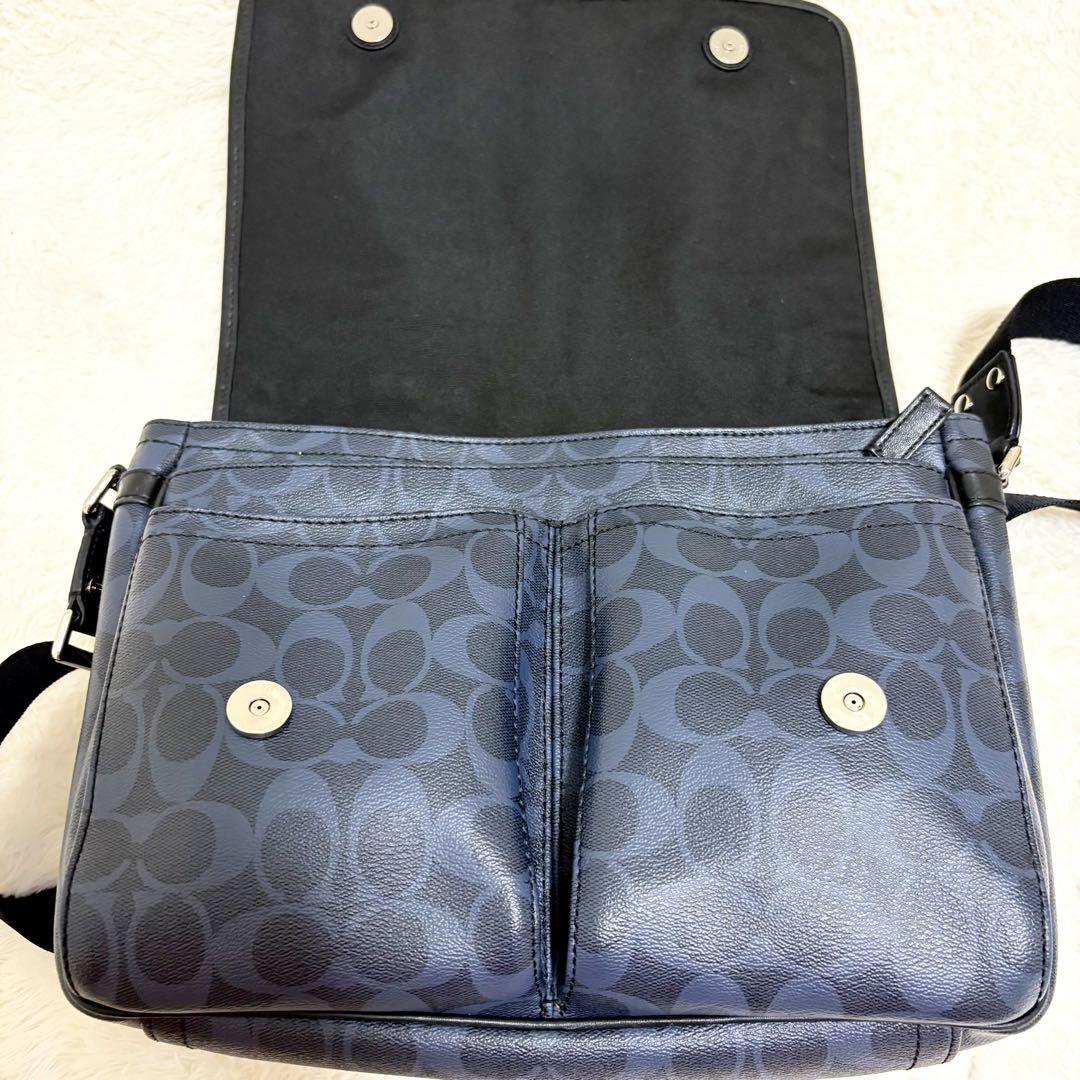 美品　コーチ　メッセンジャーバッグ　ショルダーバッグ　シグネチャー　黒　ネイビー