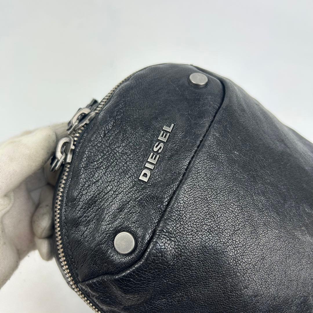 【美品】ディーゼル　ボディバッグ　ワンショルダー　レザー　斜め掛け　ロゴ金具　黒