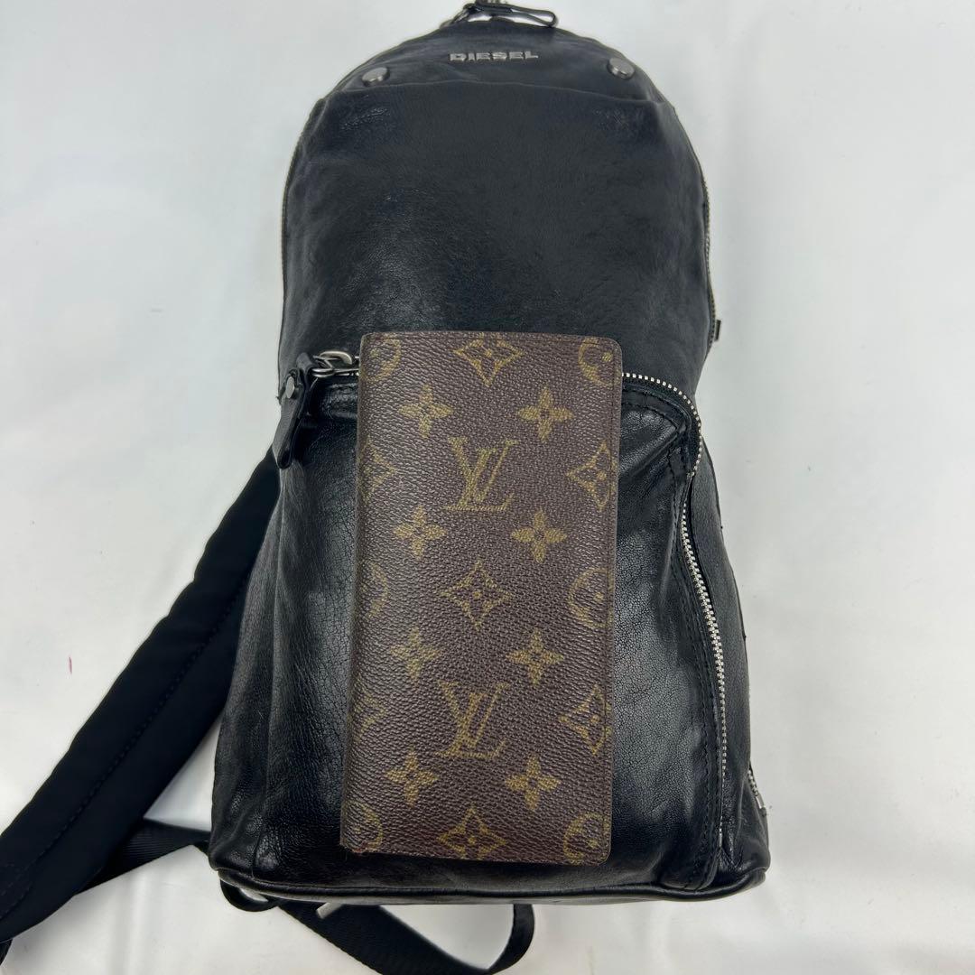 【美品】ディーゼル　ボディバッグ　ワンショルダー　レザー　斜め掛け　ロゴ金具　黒