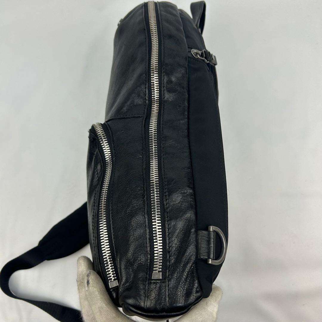 【美品】ディーゼル　ボディバッグ　ワンショルダー　レザー　斜め掛け　ロゴ金具　黒