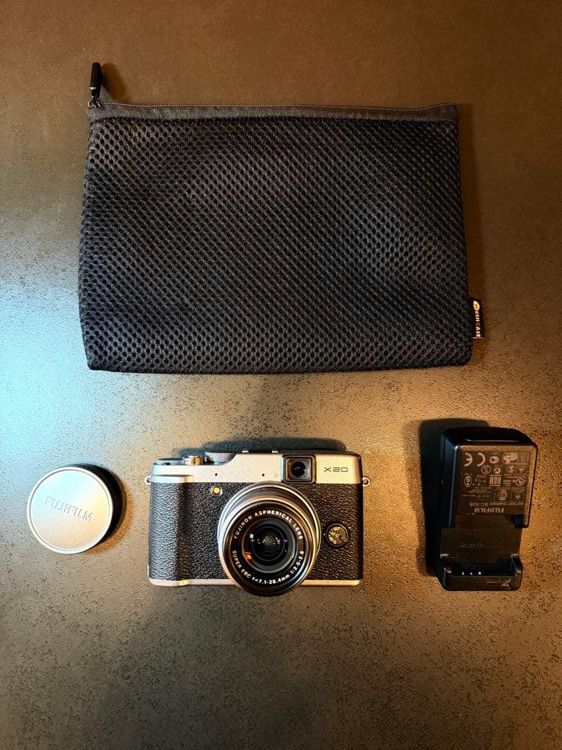 FUJIFILM X20 コンパクトデジタルカメラ 美品 充電器・袋付き