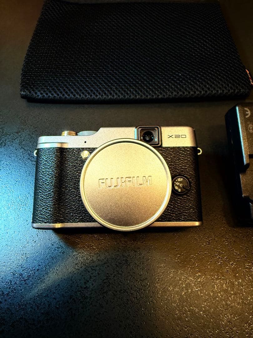 FUJIFILM X20 コンパクトデジタルカメラ 美品 充電器・袋付き