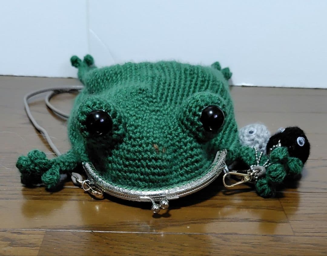 ビッグな土偶の抱きぐるみ・カエルのがま口ショルダーポーチ