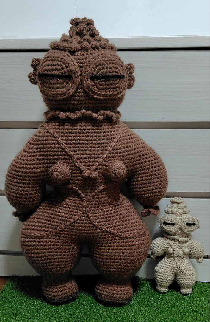 ビッグな土偶の抱きぐるみ・カエルのがま口ショルダーポーチ