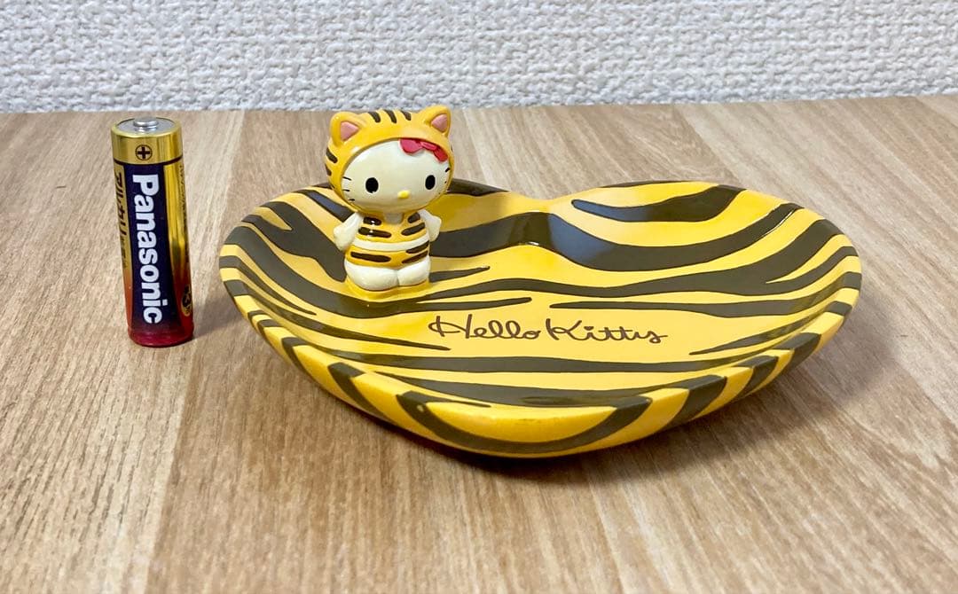 希少 サンリオ ハローキティ ハート型小物入れ ヒョウ柄キティちゃん2002年