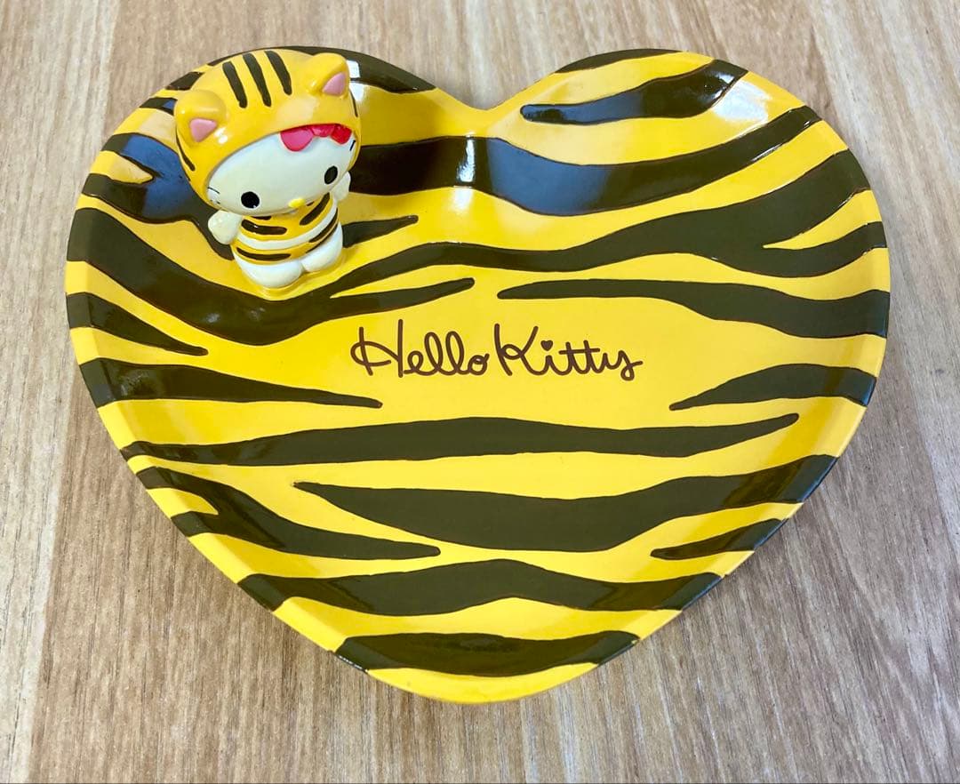 希少 サンリオ ハローキティ ハート型小物入れ ヒョウ柄キティちゃん2002年