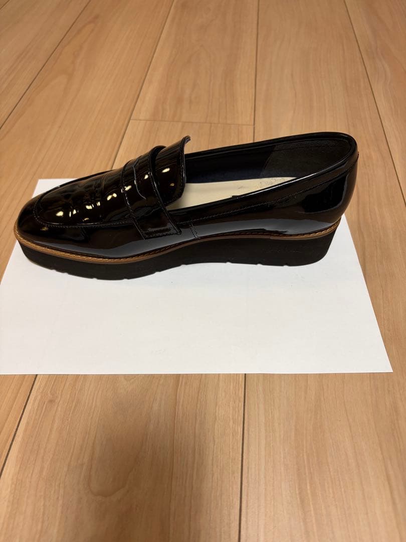 OUR エナメルレザーのローファーシューズ