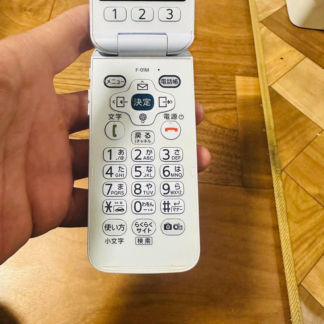 ドコモ らくらくホン F-01M ホワイト通電確認済 初期化済
