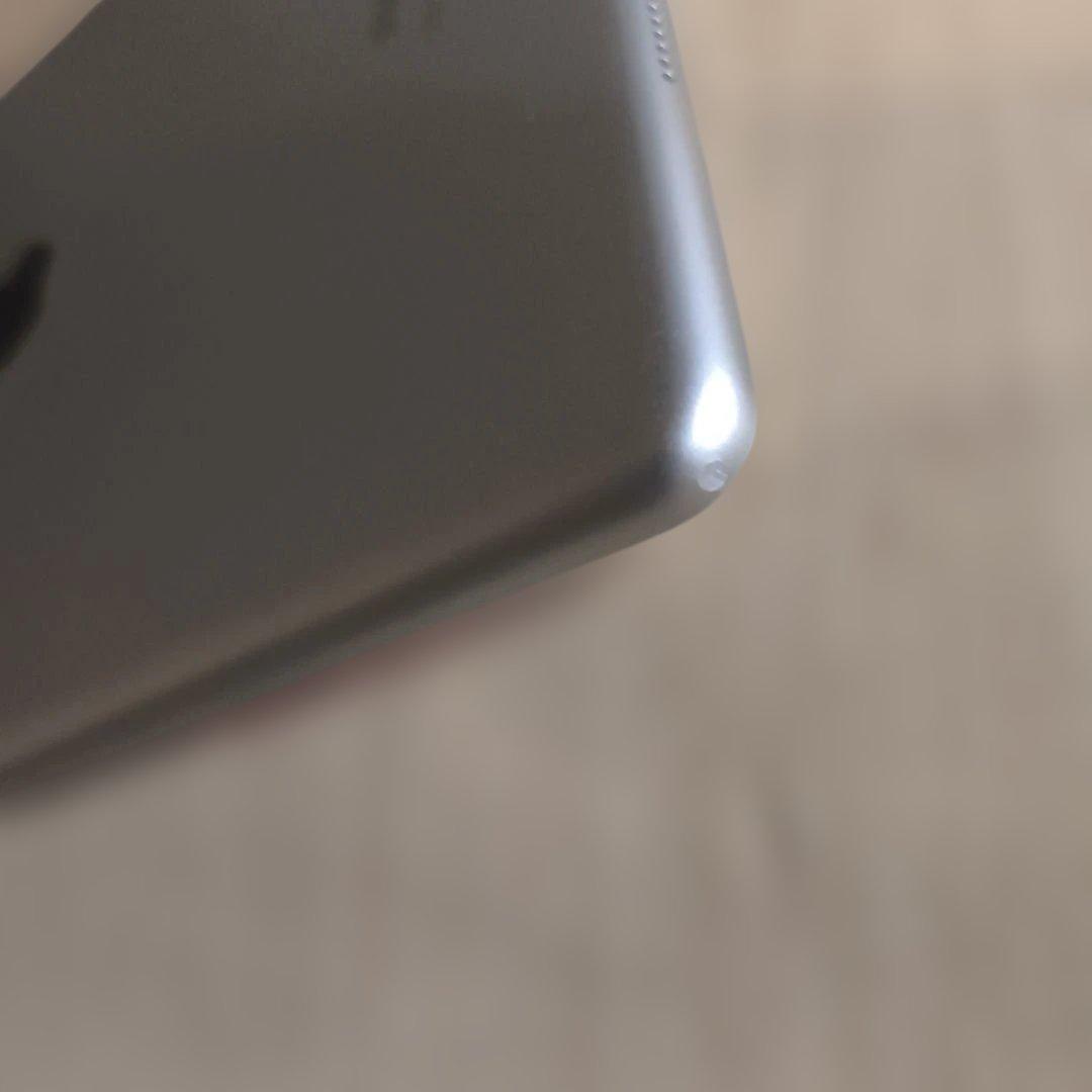 人*者様 iPad 第8世代10.2インチ シルバー32㎇ Wi-Fiモデル 9