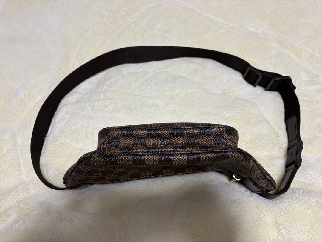 ルイヴィトンのダミエ柄のボディバッグ・ウエストポーチ