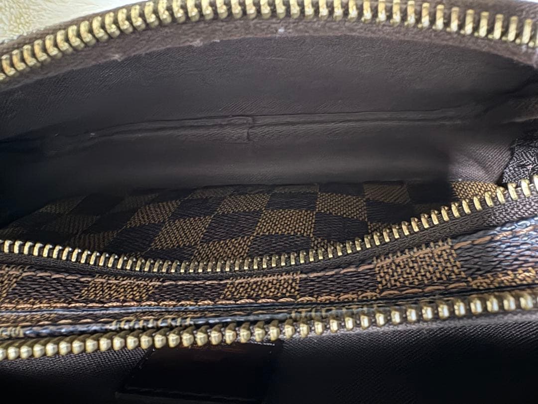 ルイヴィトンのダミエ柄のボディバッグ・ウエストポーチ