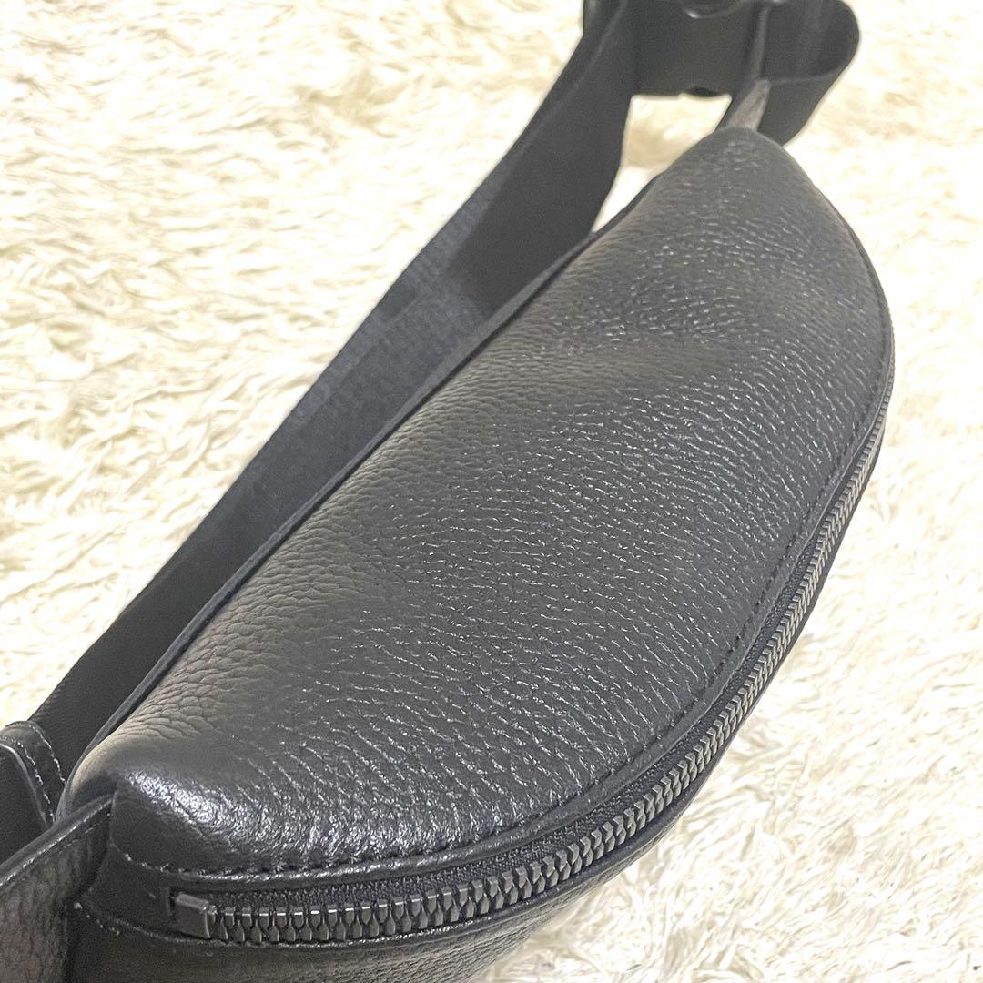 EMPORIO ARMANI ボディーバッグ　ブラック　【美品】ブラック　レザー