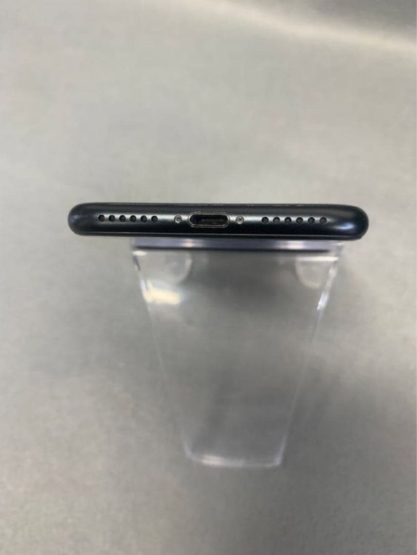 美品　国内版　SIMフリー　iPhoneSE 第2世代　 64GB ブラック色