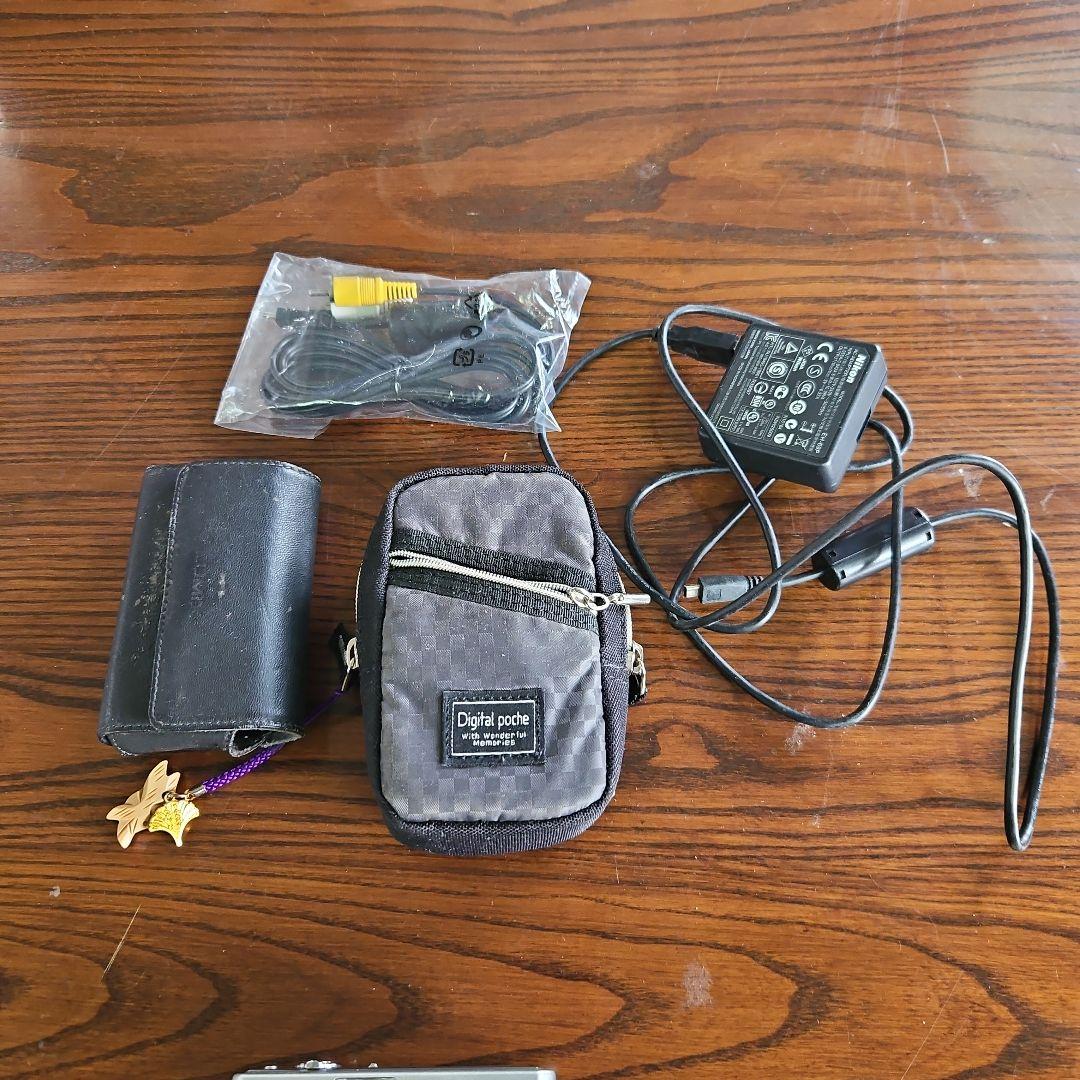 Nikon COOLPIX S3300 デジタルカメラLUMIXカメラ。２台