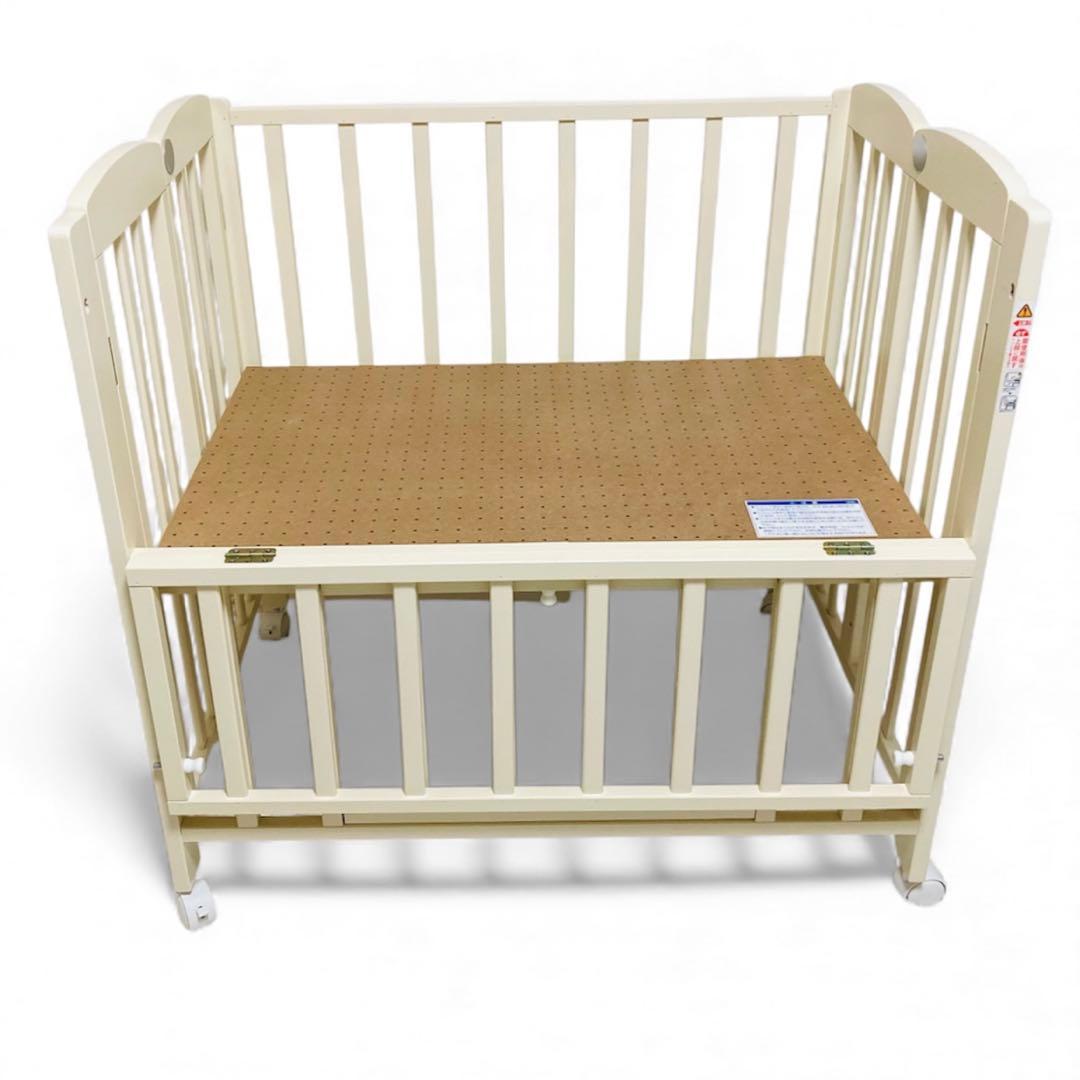 【美品】カトージ ベビーベッド ミニサイズ 折り畳み式　キャスター付き