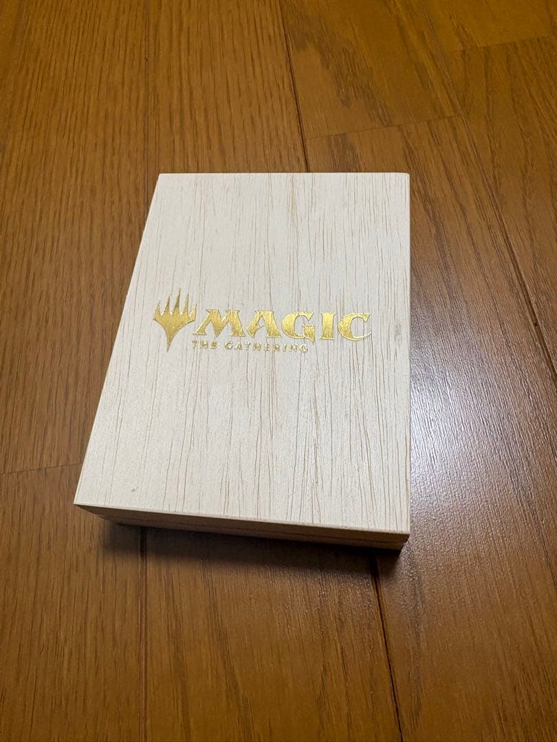 MTG　マジック大戦祭　手掛かりトークン(ステンレス) 桐箱入り