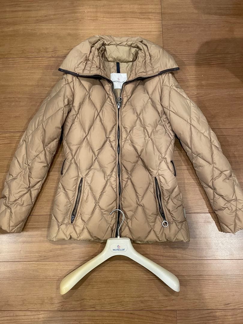 MONCLER ベージュ ダウンジャケット