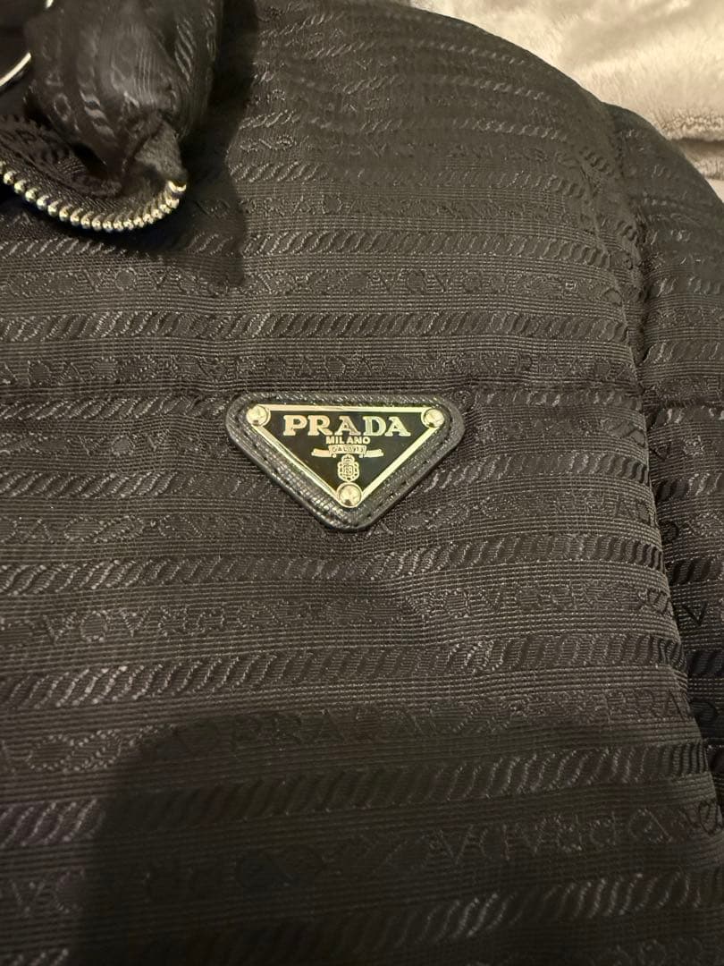 PRADA Re-Nylon クロップド ダウンジャケット