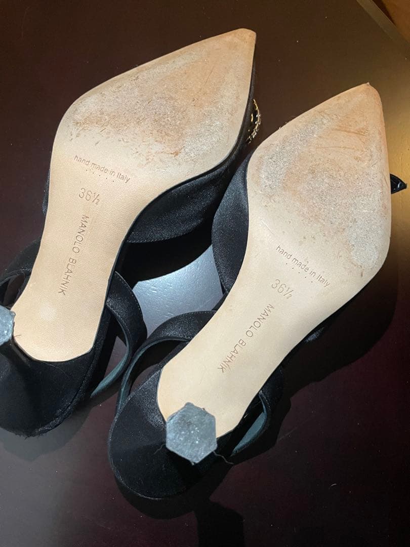 Manolo Blahnik ブラックパンプス クリスタル装飾