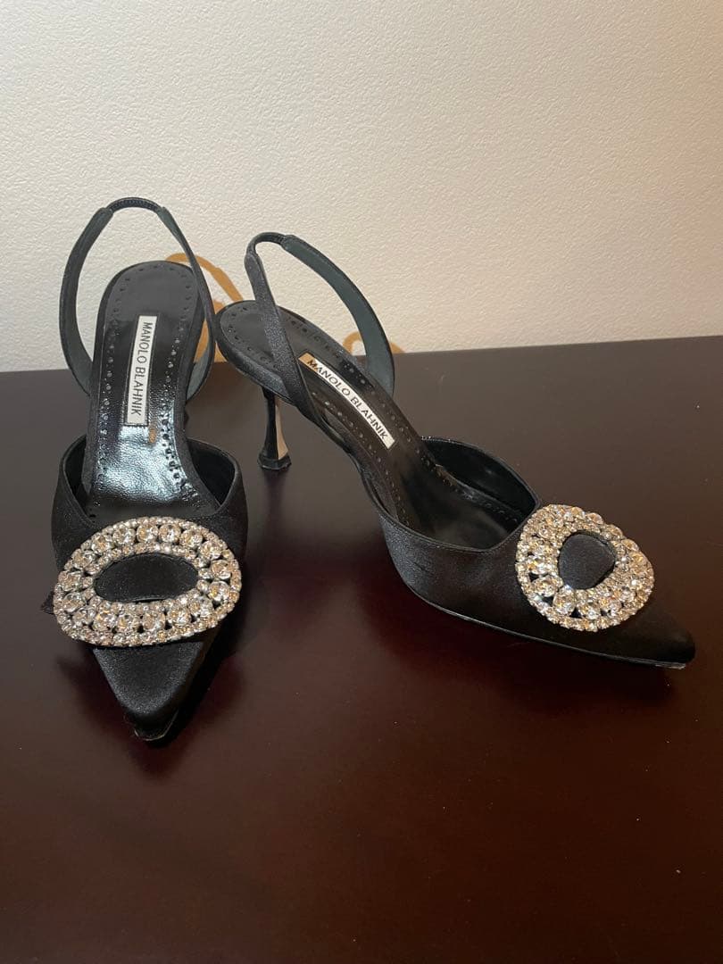 Manolo Blahnik ブラックパンプス クリスタル装飾