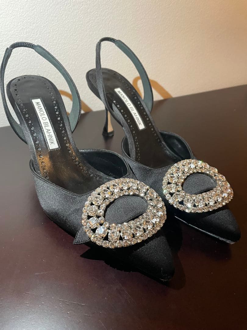 Manolo Blahnik ブラックパンプス クリスタル装飾