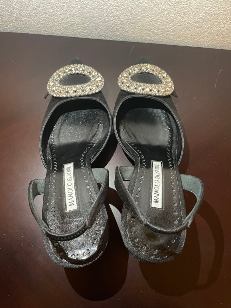 Manolo Blahnik ブラックパンプス クリスタル装飾