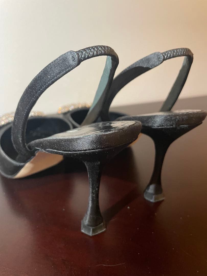 Manolo Blahnik ブラックパンプス クリスタル装飾