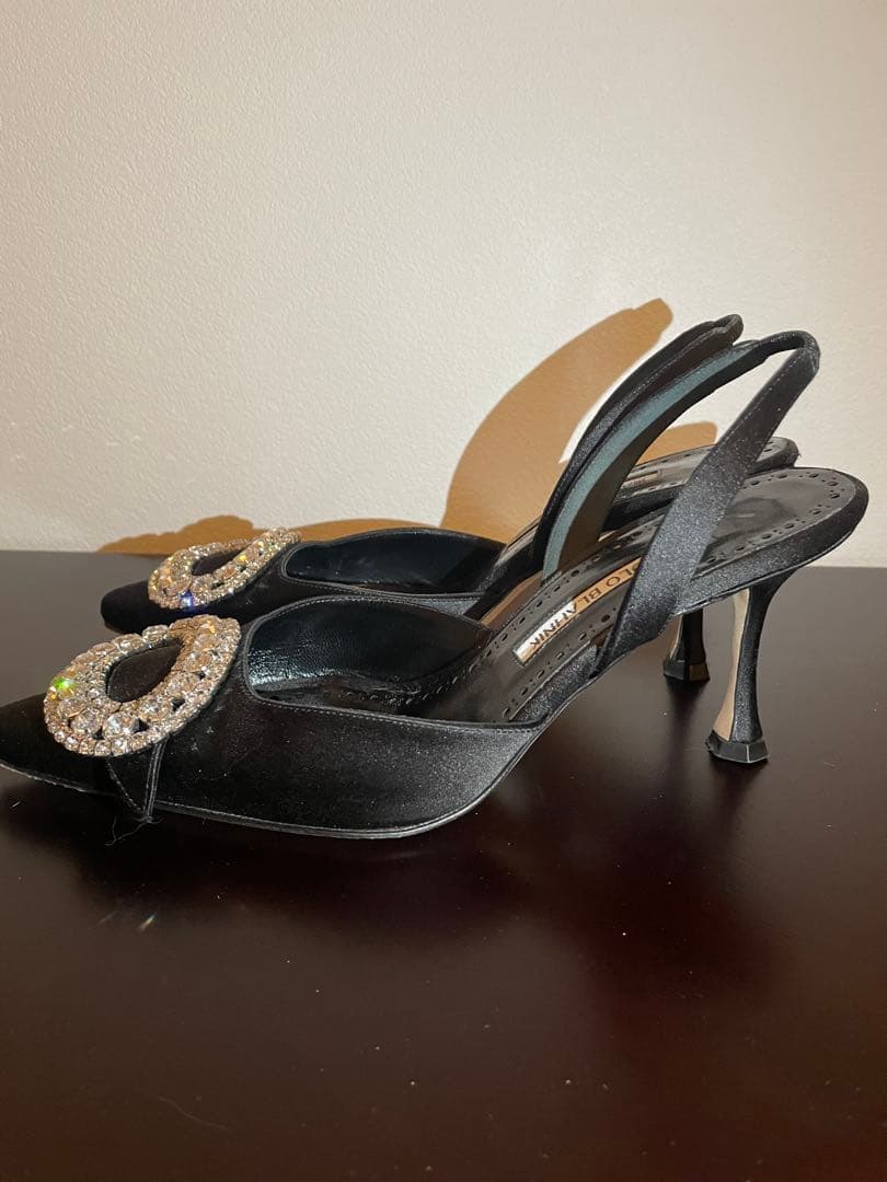 Manolo Blahnik ブラックパンプス クリスタル装飾