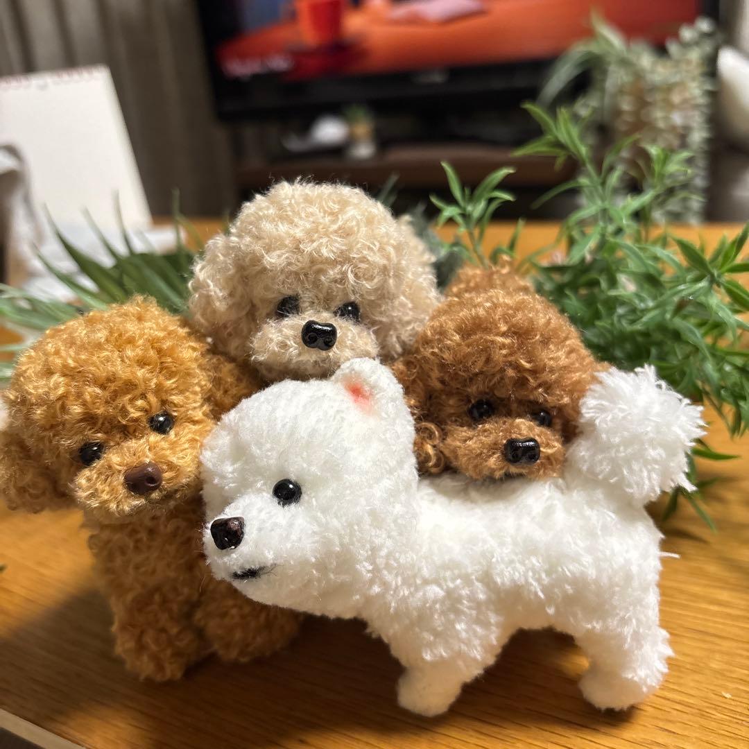 茶色と白の犬のぬいぐるみ