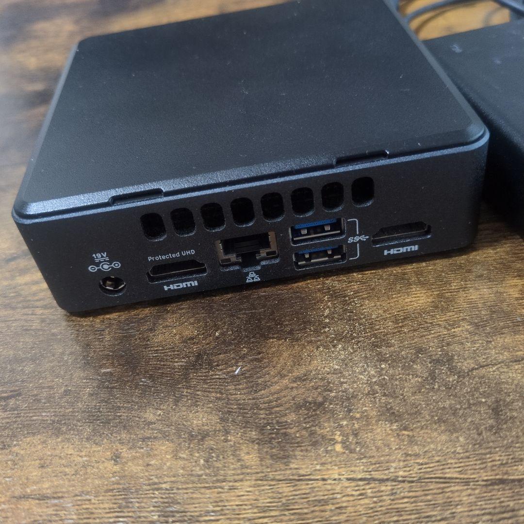 Intel NUC ミニパソコン BLKNUC7I7DNKE